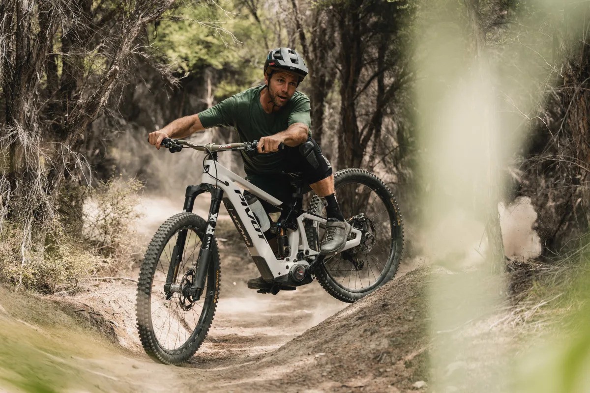 Vrhunsko enduro električno kolo Pivot Shuttle LT